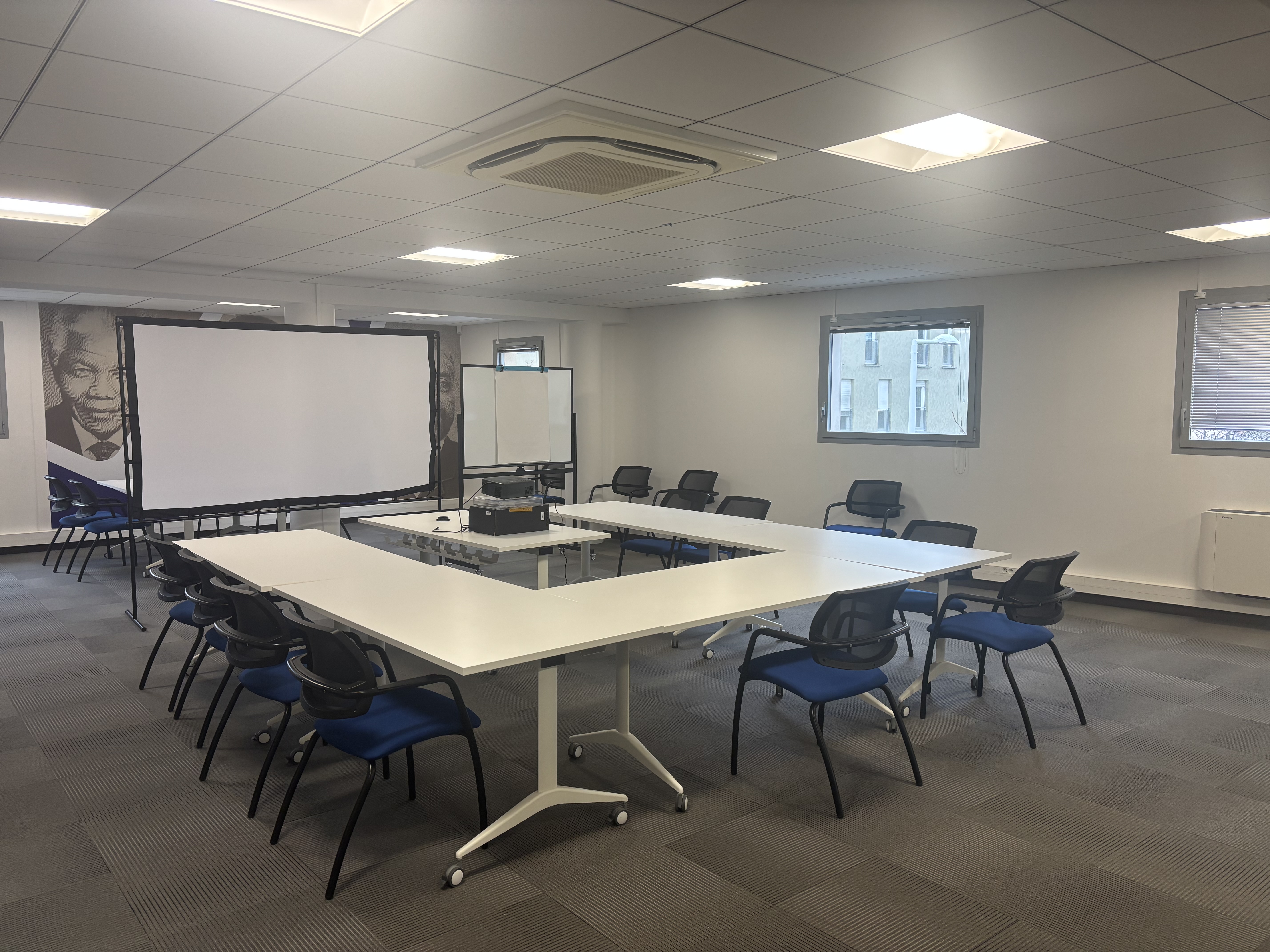 Salle de formation lumineuse et équipée